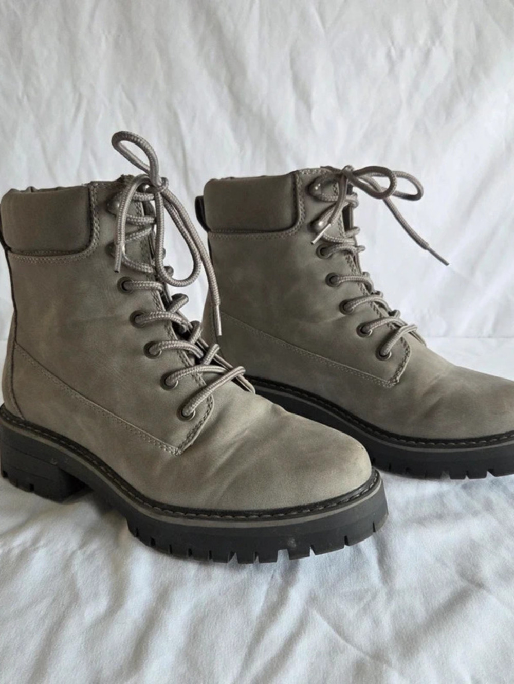 Women's Gray Lace-Up Combat Boots with Lug Sole - 7.5
